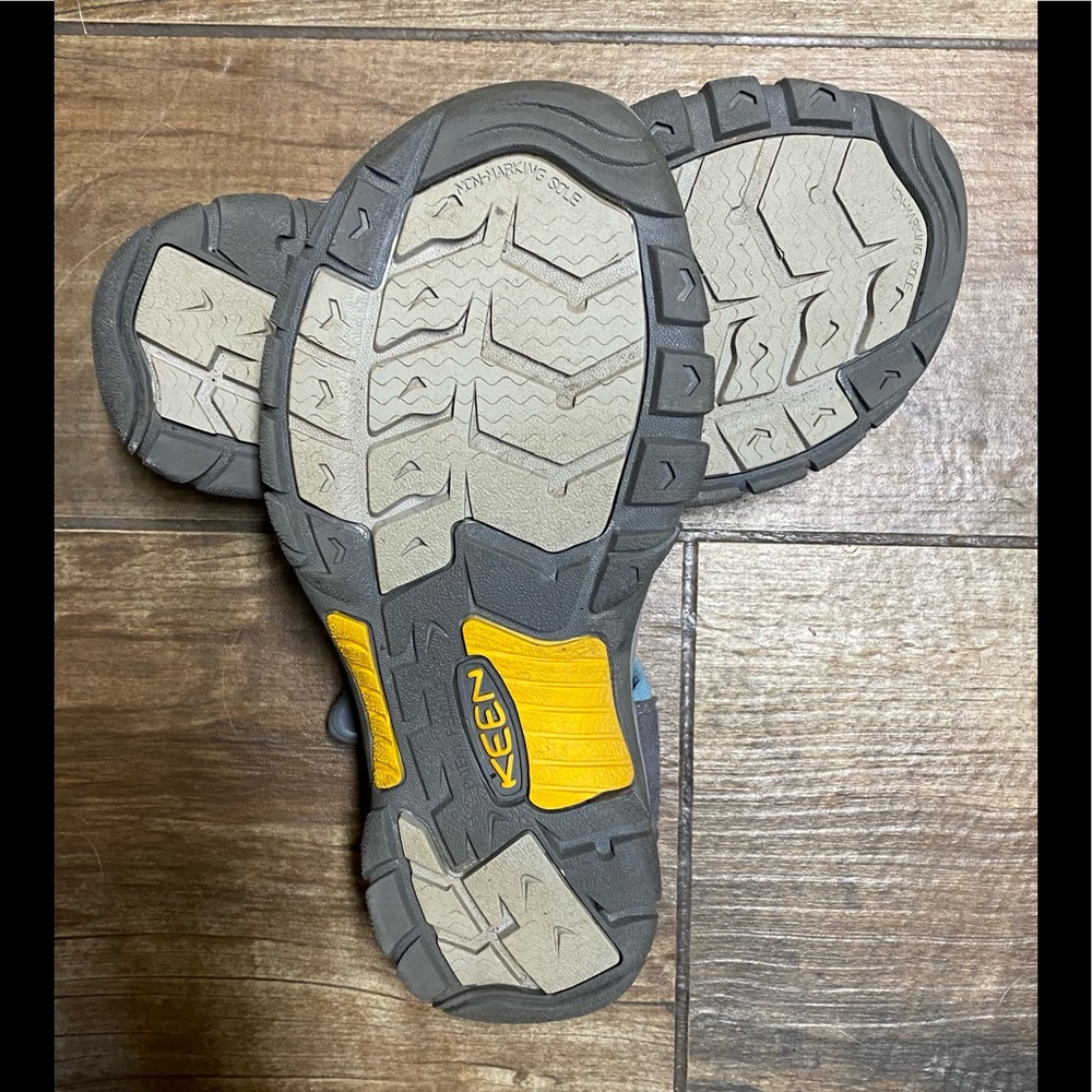 EUC Keen Big Girls Newport SZ 6 - Picture 7 of 9